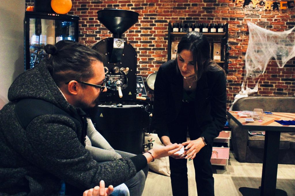 Magicienne réalisant un tour de magie rapprochée pendant une soirée Halloween