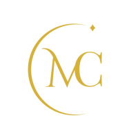 Logo doré Manon Castello magicienne close-up