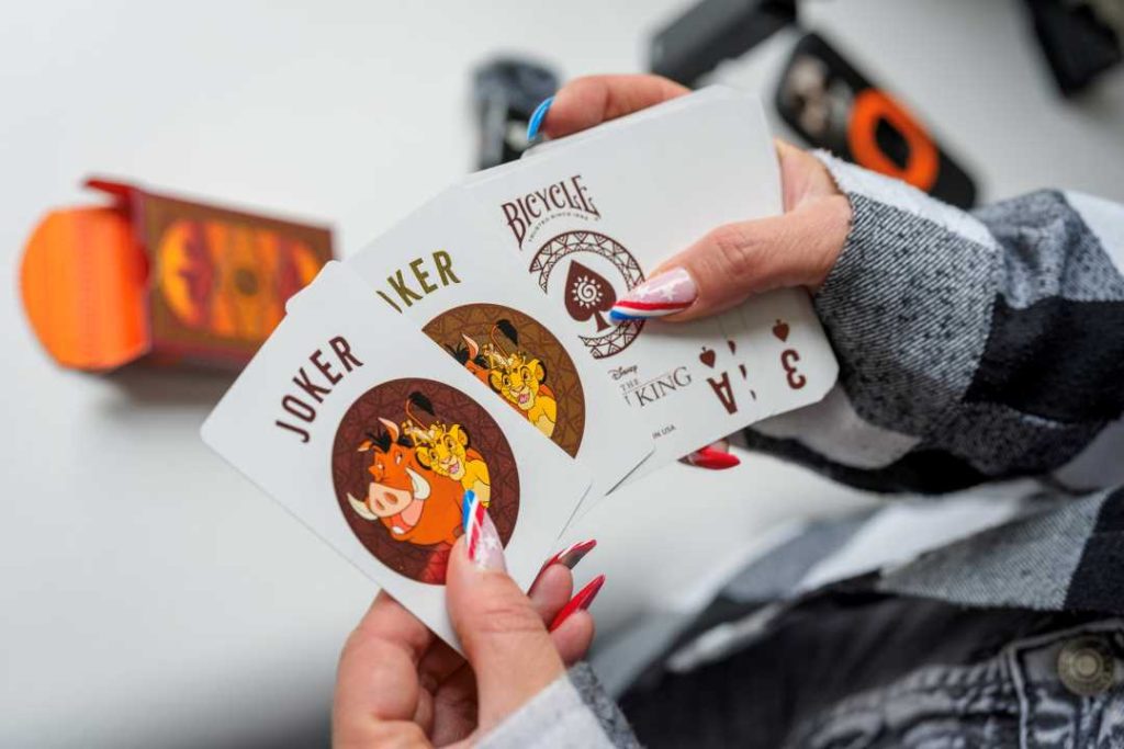 Jeu de cartes personnalisé Le Roi Lion utilisé dans un tour de magie pour enfants