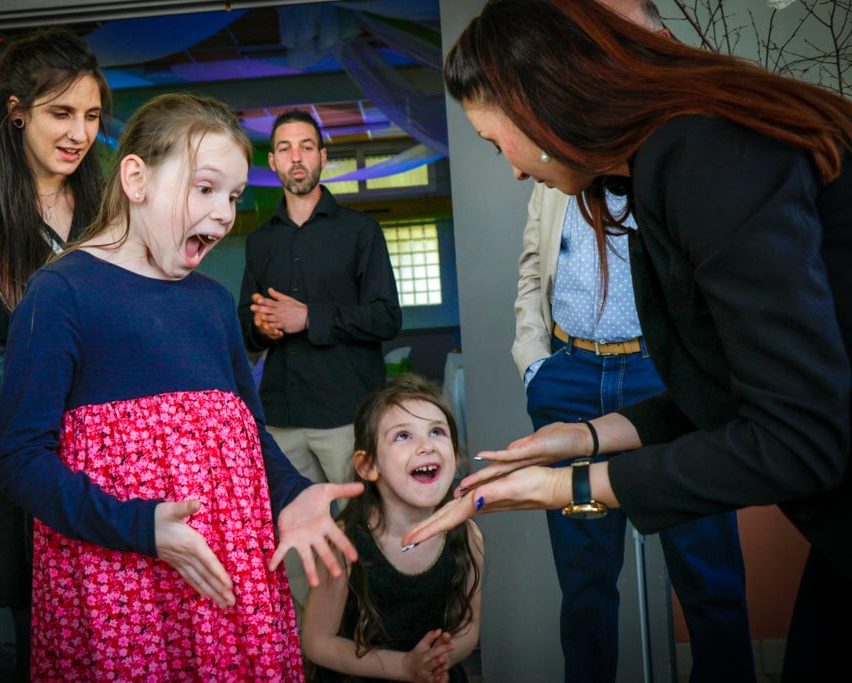 Manon Castello, magicienne, émerveille les invités d’un mariage