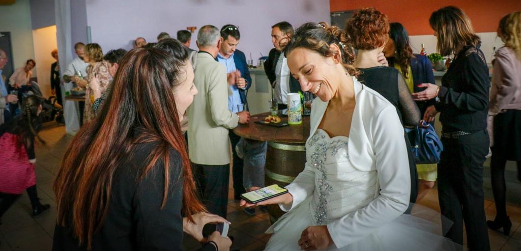 Animation de mariage par une magicienne close-up