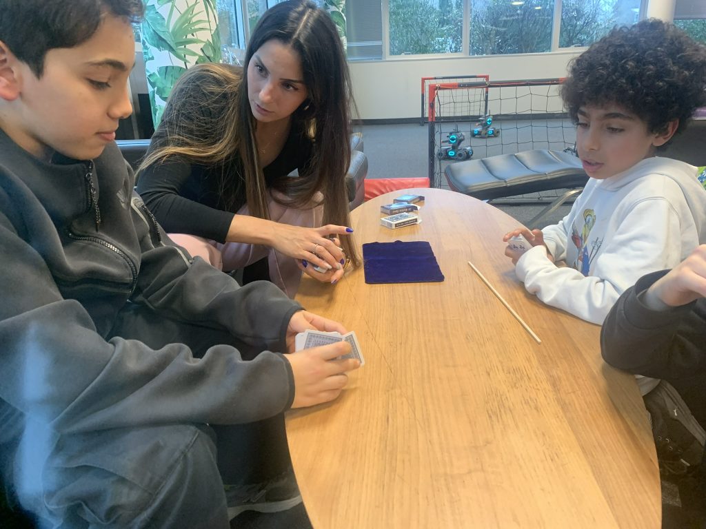 Atelier d’initiation à la magie animé par Manon Castello avec des enfants