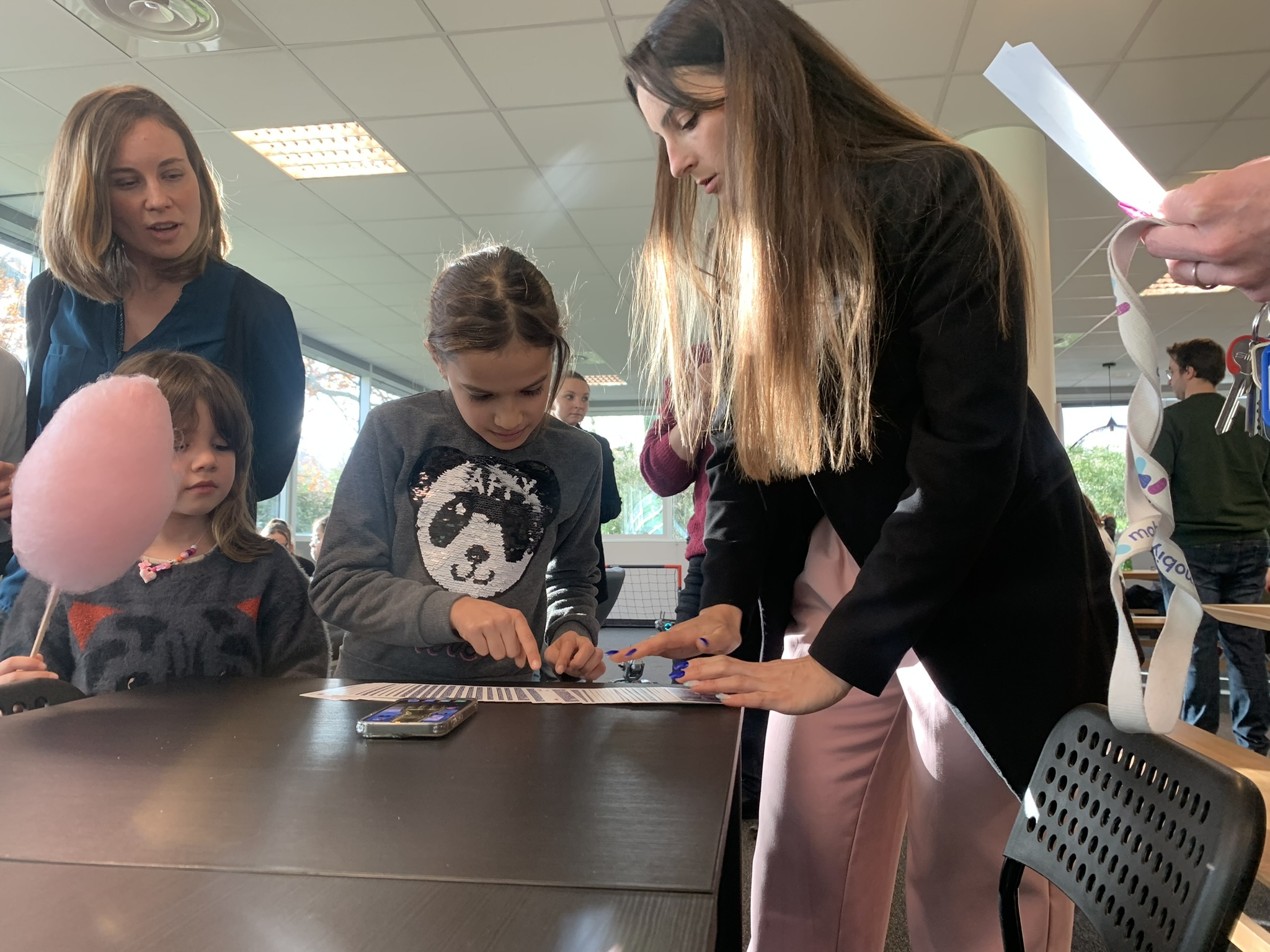 Tour de cartes présenté à un enfant émerveillé pendant une animation magique