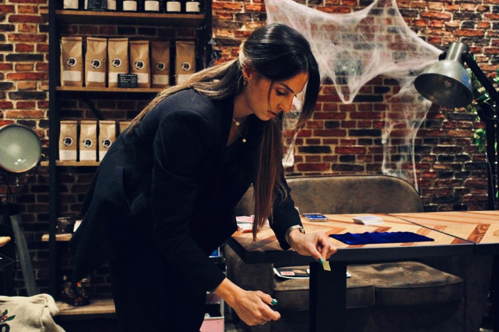 Décor de scène magique sur le thème d’Halloween avec toiles d’araignée