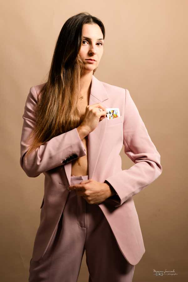 Portrait de Manon Castello, magicienne professionnelle dans le Sud-Ouest