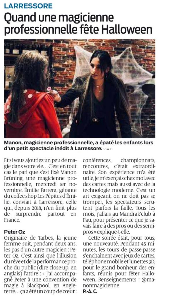 Manon Castello, magicienne professionnelle, en prestation Halloween à Larressore