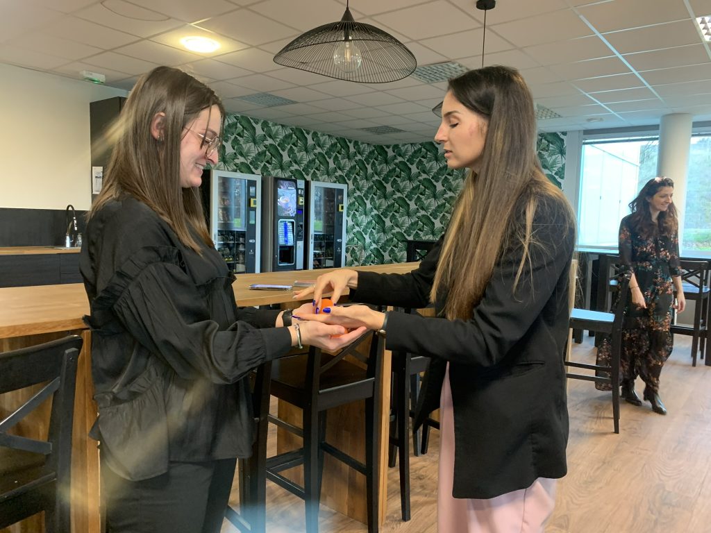 Manon Castello réalise un tour de magie avec des balles mousse entre les mains du spectateur