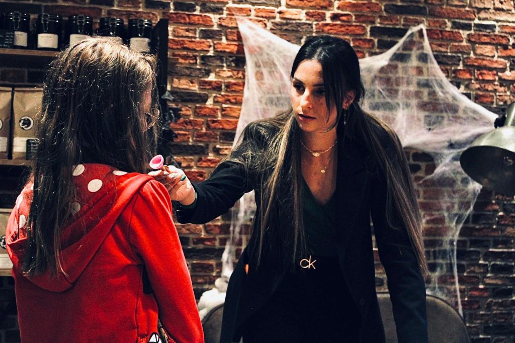 Enfant participant à un tour de magie d’Halloween avec accessoires thématiques