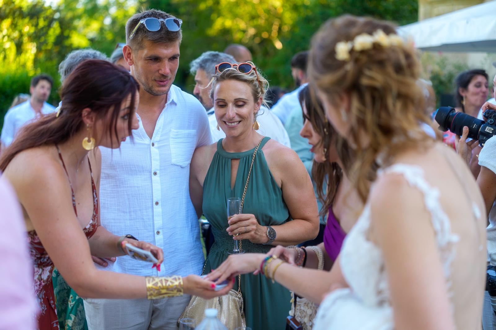 Animation de mariage par une magicienne close-up